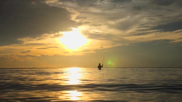 Golden Sunset Over The Sea och Silhouette of Fisherman i Thailand. — Stockvideo