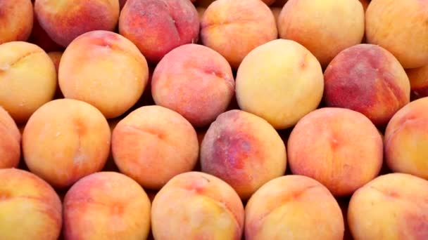 Крупный план продажи персиков в рыночной ларьке. Фруктовый фон . — стоковое видео