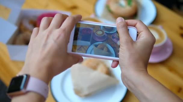 Fotografia żywności. Rączki robienie zdjęć śniadania ze smartfonem. — Wideo stockowe