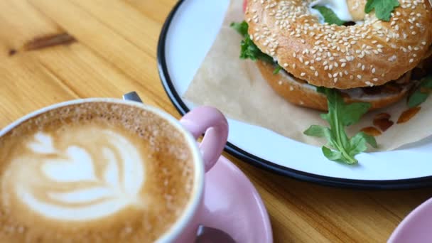 Nahaufnahme von Kaffee Latte und Bagels zum Frühstück — Stockvideo