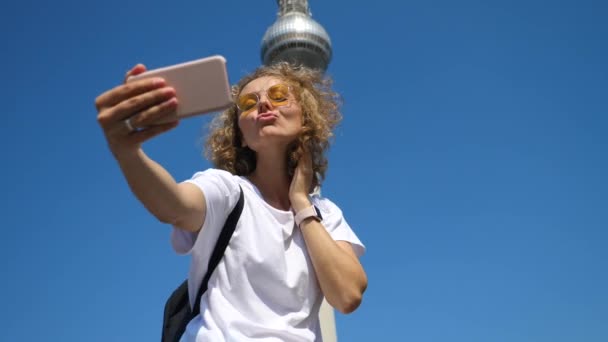 Jovem viajante mulher tomando selfie com atração turística usando celular — Vídeo de Stock