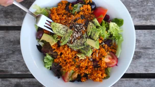 Superfood, sund livsstil og spisekoncept. Vegansk salat med Avocado og Chia . – Stock-video