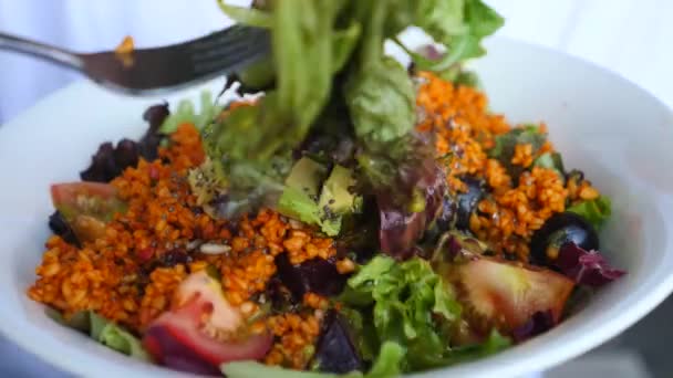 Grappig hongerige gulzige vrouw eet salade als een varken. — Stockvideo