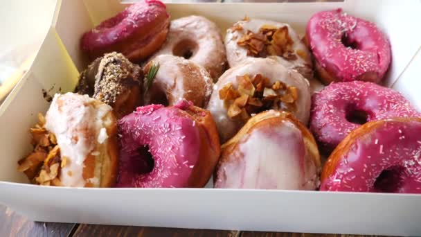 유약으로 화려 한 도넛들이 들어 있는 상자를 여는 모습 — 비디오