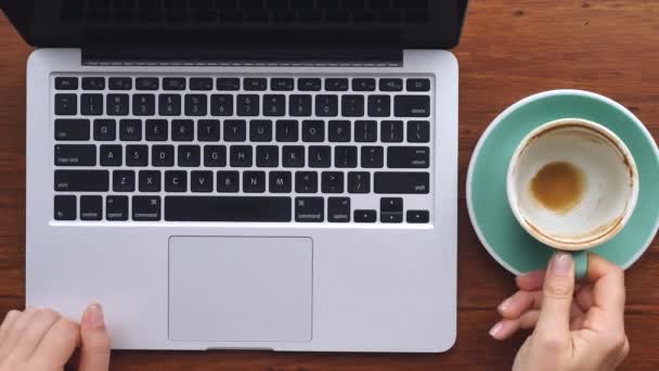 Concetto di lavoro di finitura con computer portatile di chiusura delle mani — Video Stock