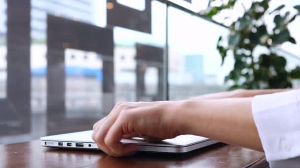 Nahaufnahme weibliche Hände öffnen Laptop und beginnen zu arbeiten — Stockvideo