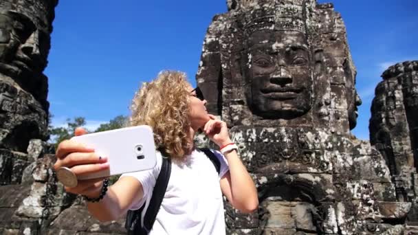 Turist Kadın, Bayon Tapınağında Akıllı Telefonla Selfie Çekiyor — Stok video