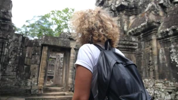 Női Turista Városnézés az ősi Angkor Wat templomban — Stock videók