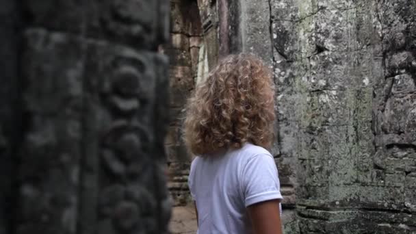 Ciekawy podróżnik Kobieta Zwiedzanie w Angkor Wat w Kambodży — Wideo stockowe