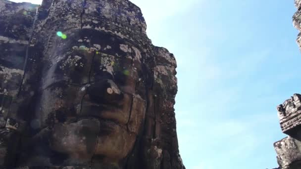 Ősi szobrászat a Bayon templomban Angkor Wat-ban — Stock videók