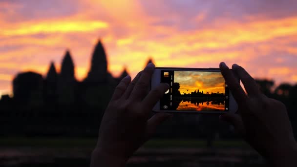 Tirando foto com smartphone de Angkor Wat ao nascer do sol — Vídeo de Stock