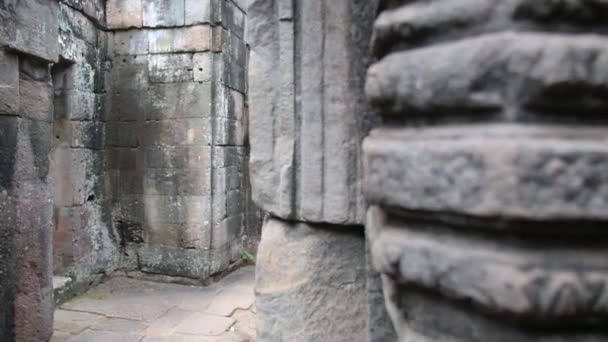 Donna turistica che cammina nel tempio antico Angkor Wat In Cambogia — Video Stock