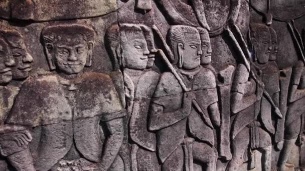 Escultura em pedra de baixo relevo em Angkor Wat Camboja — Vídeo de Stock