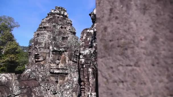 Kamenné tváře v chrámu Bayon Angkor. Starověká architektura Kambodže — Stock video