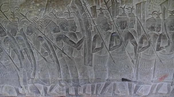 Исторический барельеф или низкая помощь на стенах храма Ангкор-Ват — стоковое видео