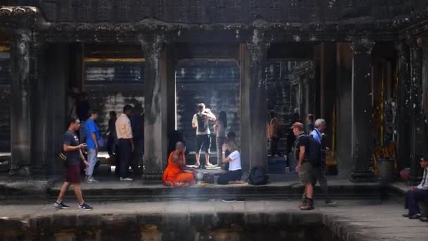 Буддийский монах благословляет женщину-туриста в храме Ангкор-Ват . — стоковое видео