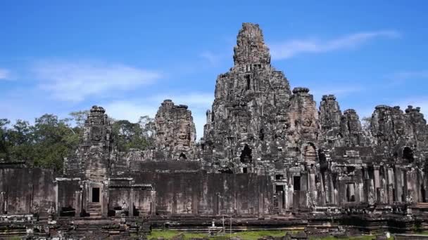 A Bayon templom ősi kőarcai Angkor Kambodzsában — Stock videók