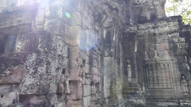 Muur met weinig verlichting in de oude tempel Angkor Wat in Cambodja — Stockvideo