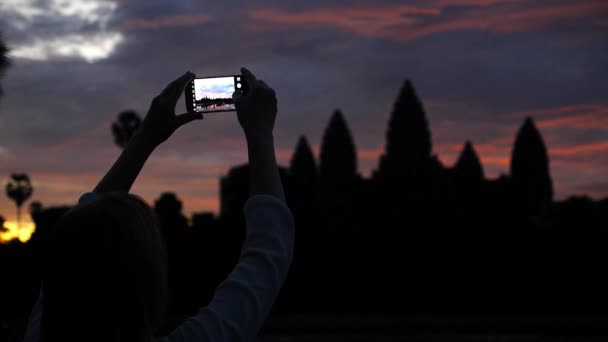 Donna turistica che scatta foto con telefono del tempio di Angkor Wat all'alba — Video Stock