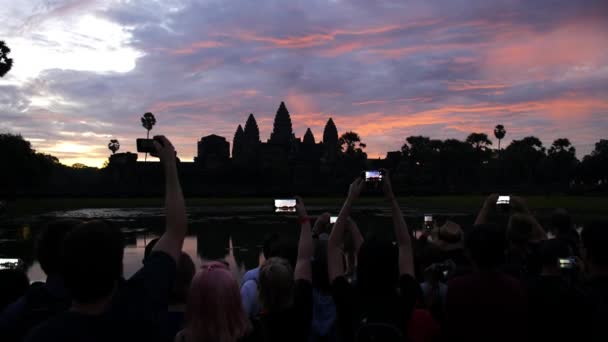 Grupa turystów ze smartfonem robienie zdjęć Angkor Wat o wschodzie słońca — Wideo stockowe