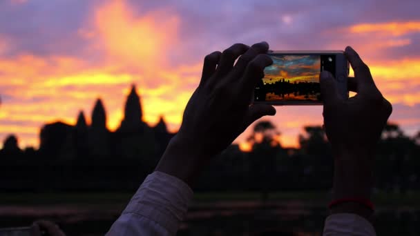 Фотография туриста с мобильного телефона исторического храма Ангкор Ват — стоковое видео
