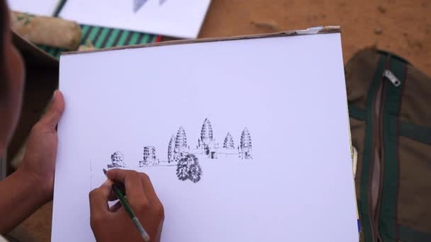 Pintor camboyano dibujando el templo Angkor Wat. Camboya, 12 de mayo de 2017 . — Vídeos de Stock