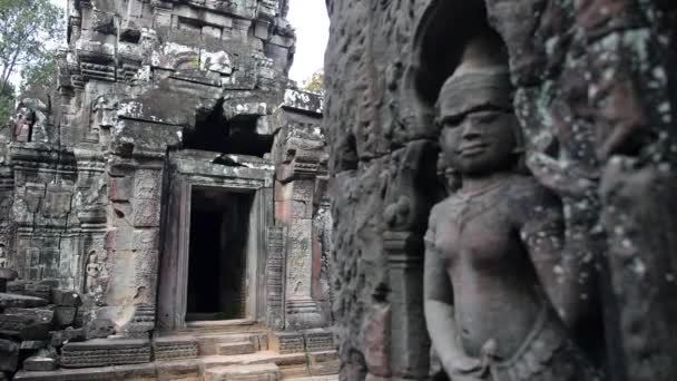 Kamenné stěny s nízkou úlevou ve starověkém chrámu Angkor Wat — Stock video