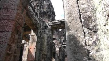 Angkor Wat tapınağındaki duvarlara kazınmış mistik antik kalıntılar.
