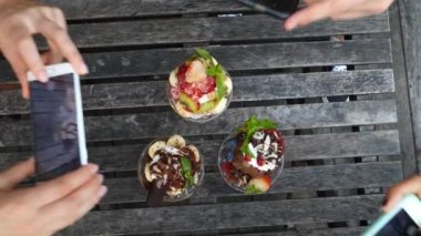 Arkadaşları Kafede Tatlı Fotoğrafları Çekmek İçin Akıllı Telefonları Kullanıyor