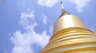 Asya Tapınağı ve Pagoda 'da Mavi Gökyüzüne Karşı Altın Budist Stupa