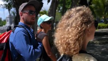 Yaz Tatillerinde Seyahat Eden Sırt Sırtçantalı Arkadaşlar