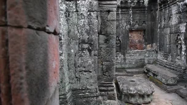Starożytne mury historyczne z niską ulgą w świątyni Angkor Wat — Wideo stockowe