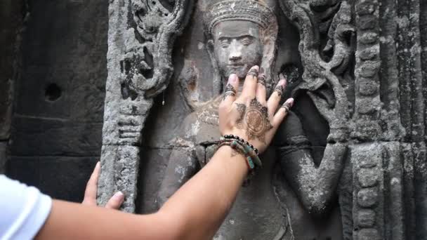 Angkor Tapınağı Duvarında Apsara ile Düşük Yardım Keşfeden Kadın Gezgin — Stok video