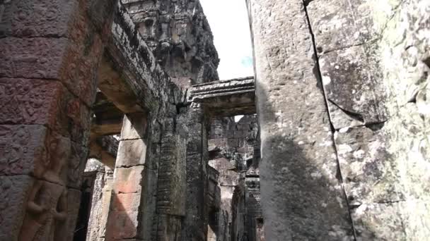 Ruínas antigas místicas com esculturas nas paredes em Angkor Wat Temple — Vídeo de Stock