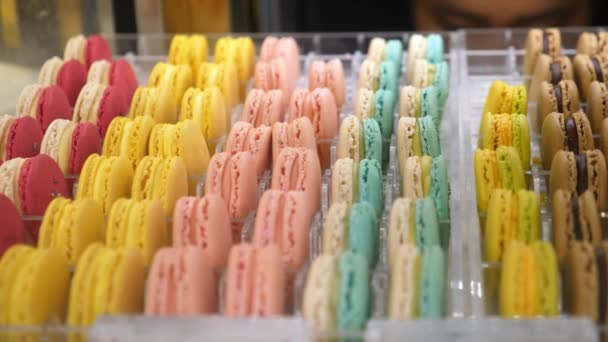 Sluiten Kleurrijke Macarons Dessert In Bakkerij Shop — Stockvideo