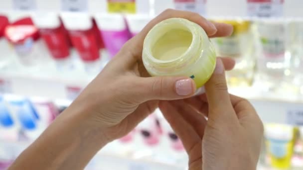 Testeur de crème d'application femelle sur les mains faisant du shopping dans un institut de beauté — Video