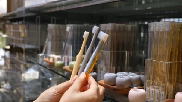 Mujer eligiendo cepillo de dientes en el supermercado — Vídeos de Stock