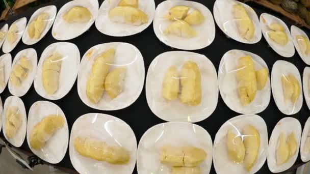 Buah Durian di piring — Stok Video