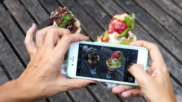 Vrouw handen nemen van foto van Sundae Dessert met Smartphone — Stockvideo