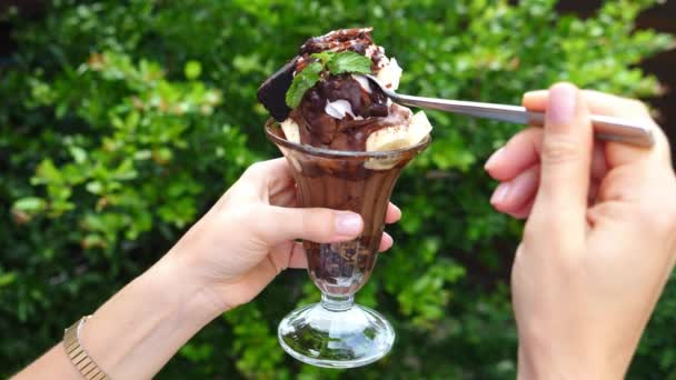 Nahaufnahme Frau Hände mit Schokolade Eisbecher Dessert im Freien — Stockvideo
