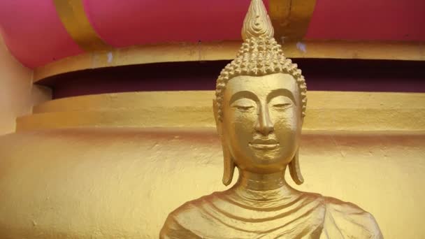 Gyllene Buddha i buddistiska templet. Närbild. — Stockvideo