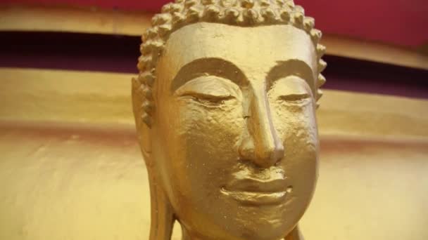 Buddha-Goldstatue aus nächster Nähe — Stockvideo