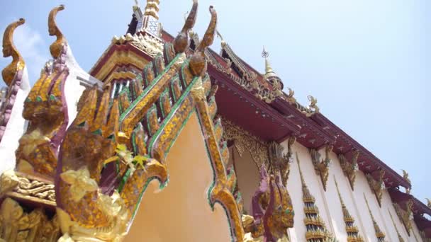 Buddhistisk tempel Wat Plai Laem på Koh Samui i Thailand – stockvideo