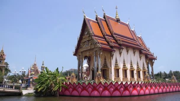 Buddhistický chrám zdobený v asijském stylu. Wat Plai Laem na Samui v Thajsku — Stock video