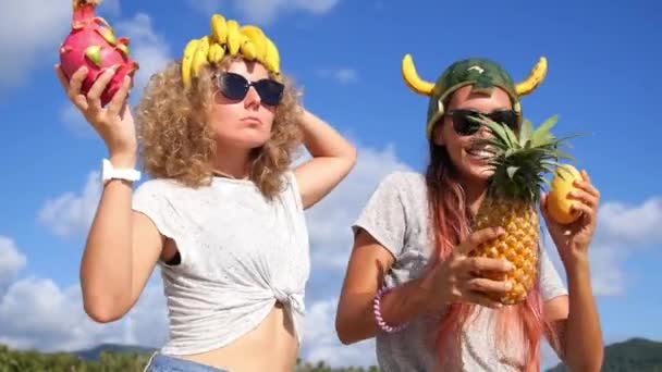 Meninas sexy verão dançando com frutas na praia. Viagem e Estilo de Vida Saudável — Vídeo de Stock