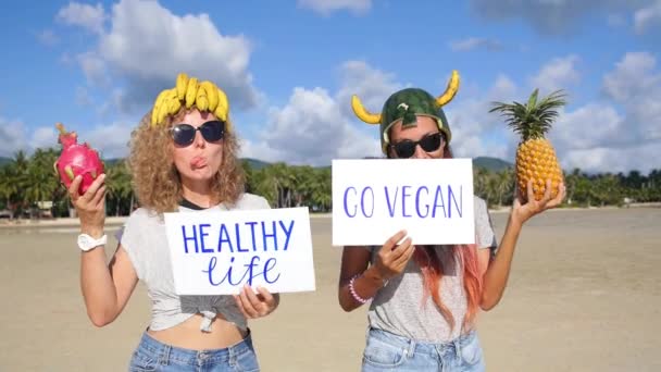 Zdrowy styl życia Vegan: Zabawny Wesoły Kobiety Przyjaciele z owocami na plaży — Wideo stockowe