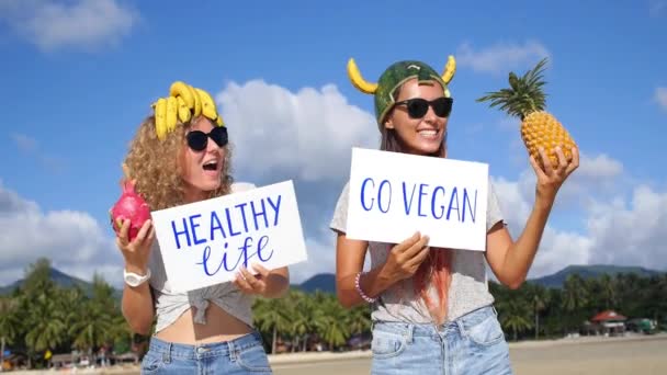 Meninas dançando na praia com frutas tropicais e estilo de vida saudável Slogan — Vídeo de Stock