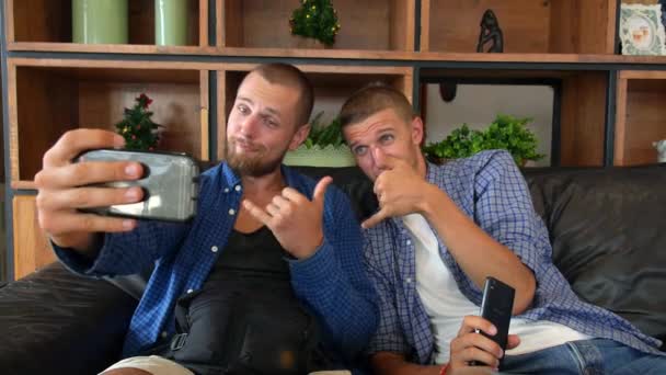 Amigos masculinos felices tomando selfie con Smartphone en Café — Vídeos de Stock