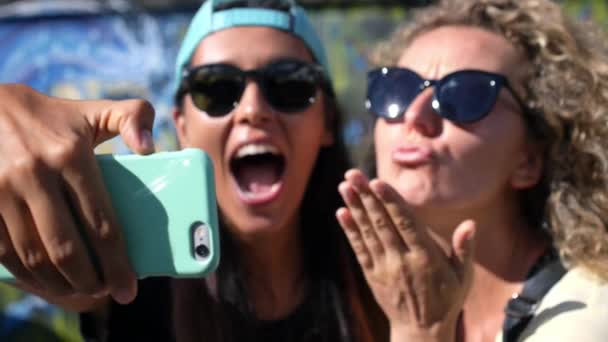 Mulheres jovens tomando selfie com smartphone ao ar livre no verão — Vídeo de Stock