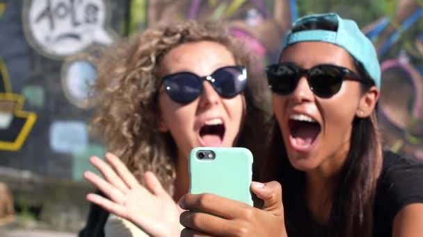 Chicas amigos haciendo selfie con el teléfono celular al aire libre — Vídeo de stock